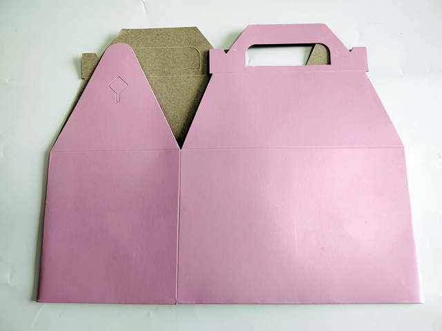 带有手柄的粉红色礼品折叠盒