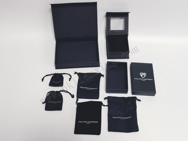 一组进口的黑色拉链袋