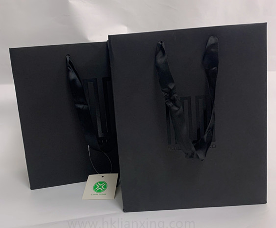 时尚黑纸板特色纸袋带定制徽标