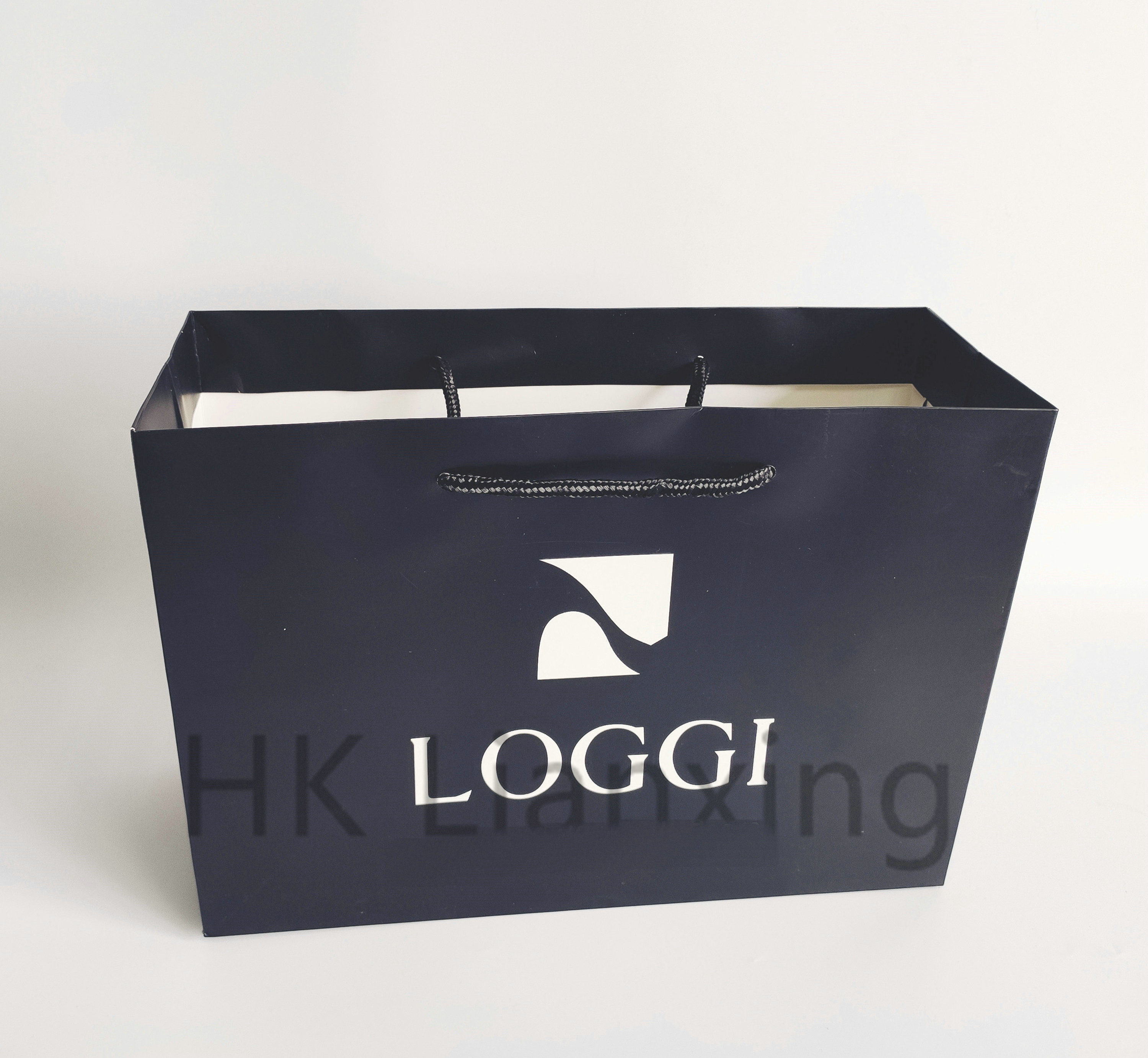 Paper board Black Cosmetics Paper Bag1